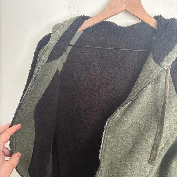 ALO Yoga Enhance Sherpa Hooded Sweatshirt Black GREEN Jacket Hoodie
Thumb Holes - Picture 3 of 6